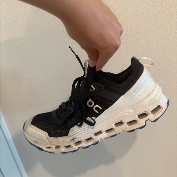 On Running mens Black and White Sneakers - Picture 1 of 9